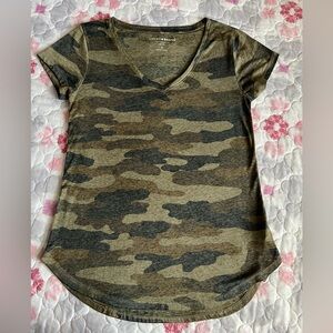 Lucky Brand Green and Brown Camouflage V-Neck Tee Paper Thin Women’s Small